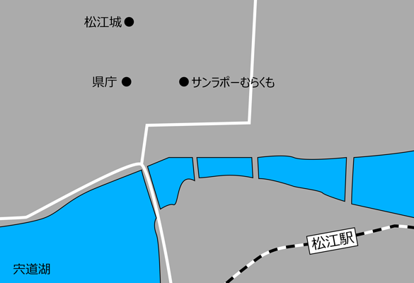 サンラポーむらくもの東に県庁、北西方向に松江城、川を挟んで南側に松江駅が書かれた地図